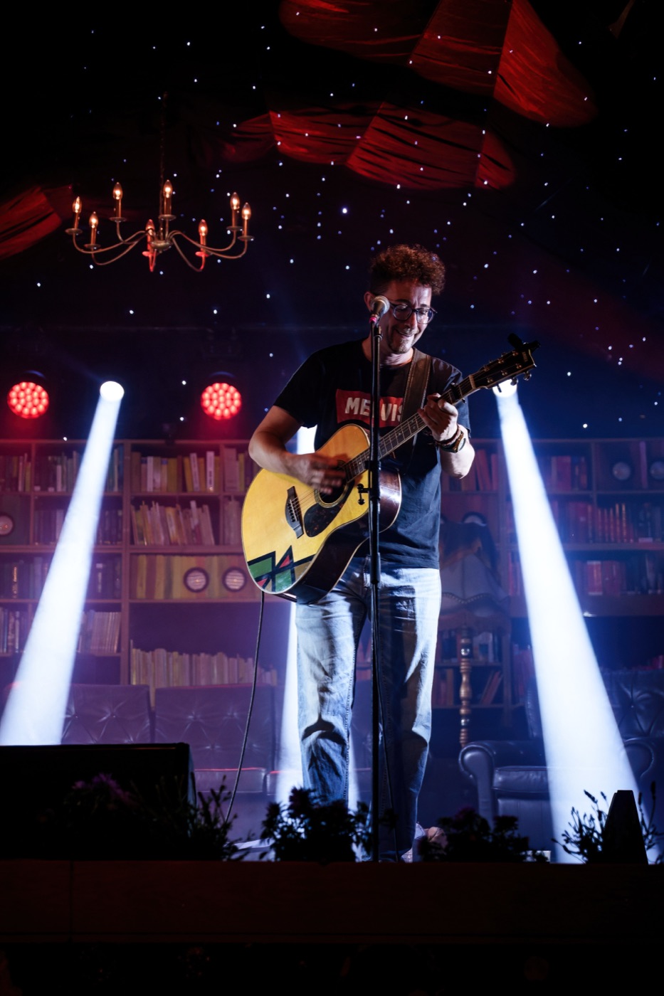 Festivalbühne mit Lichtkegeln